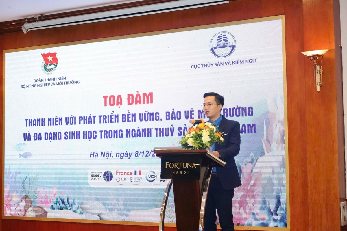 أشار الرفيق تا هونغ سون، عضو لجنة الحزب، وعضو اللجنة المركزية لاتحاد الشباب، وأمين اتحاد الشباب بوزارة الزراعة والبيئة، إلى أن تعزيز الاستزراع المائي الدائري وتنمية الاقتصاد بما ينسجم مع التنوع البيولوجي شرطٌ لا غنى عنه في توجه تطوير الاستزراع المائي الحديث المرتبط باستعادة النظم البيئية المتدهورة. تصوير: هونغ نغوك. Đồng chí Tạ Hồng Sơn, Ủy viên BCH Đảng Bộ, Ủy viên BCH TW Đoàn, Bí thư Đoàn Bộ Nông nghiệp và Môi trường chia sẻ việc thúc đẩy nuôi trồng thủy sản tuần hoàn, phát triển kinh tế hài hòa với đa dạng sinh học là yêu cầu tất yếu trong định hướng phát triển thủy sản hiện đại gắn với phục hồi các hệ sinh thái suy thoái. Ảnh: Hồng Ngọc.