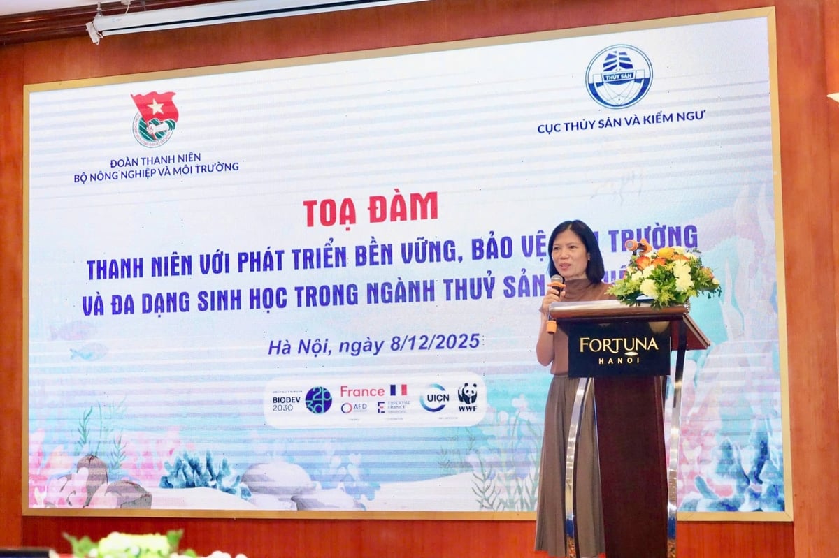 تحدثت السيدة نجوين ثي ديو ثوي، مديرة برنامج المحيطات في الصندوق العالمي للطبيعة في فيتنام، عن أنشطة الحفاظ على النظم البيئية البحرية وتعزيز تربية الأحياء المائية المستدامة المرتبطة بسبل عيش المجتمعات المحلية. تصوير: هونغ نغوك. Bà Nguyễn Thị Diệu Thúy, Giám đốc Chương trình Đại dương WWF Việt Nam chia sẻ về các hoạt động bảo tồn hệ sinh thái biển và thúc đẩy nuôi trồng thủy sản bền vững gắn với sinh kế cộng đồng. Ảnh: Hồng Ngọc.