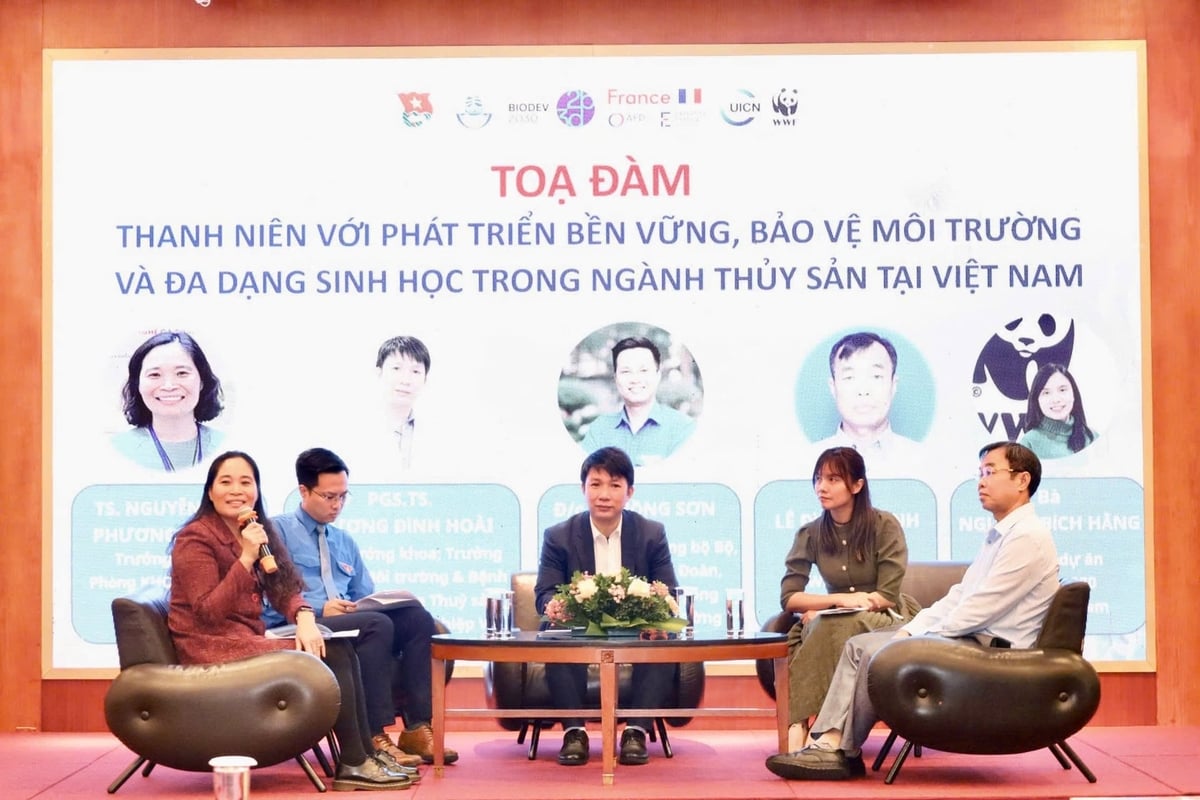 تبادل المشاركون خلال الندوة الخبرات في تطوير اقتصاد مصايد الأسماك، بالتزامن مع حماية الموارد والنظم البيئية البحرية. تصوير: هونغ نغوك. Các đại biểu trao đổi kinh nghiệm về phát triển kinh tế thủy sản gắn với bảo vệ nguồn lợi và hệ sinh thái biển tại tọa đàm. Ảnh: Hồng Ngọc.