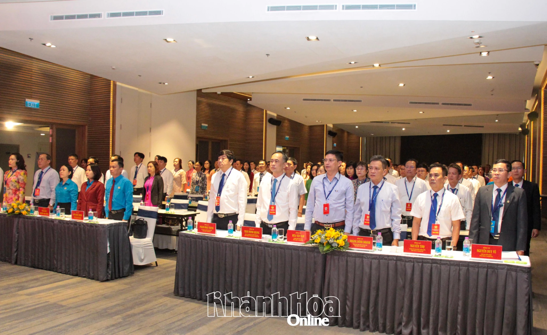 Делегати провели церемонію салютування прапором, щоб відкрити з'їзд.