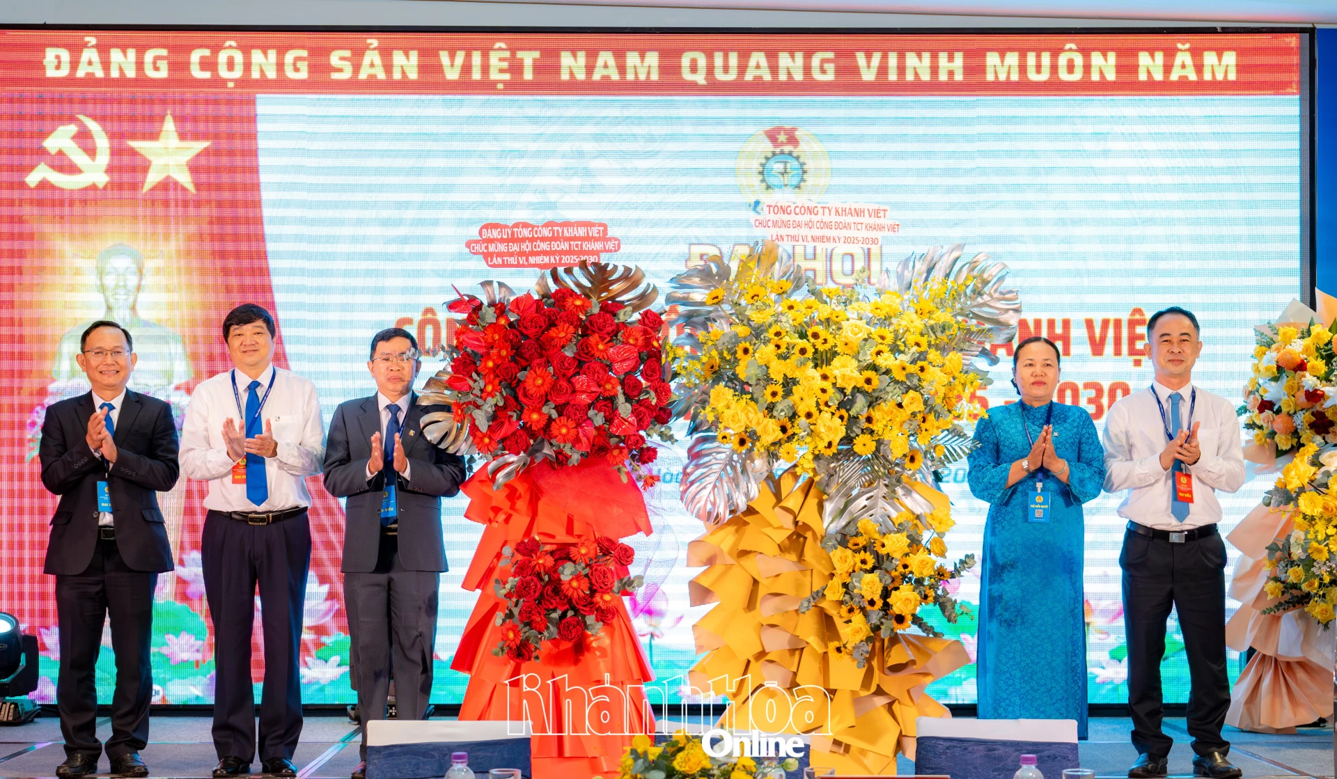 Керівники корпорації Кхань В'єт привітали з'їзд квітами.