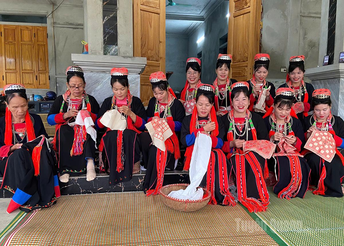 Klubbmedlemmar främjar och bevarar den kulturella identiteten hos den etniska gruppen Dao Thanh Y i byn Eo och bevarar det traditionella broderihantverket.