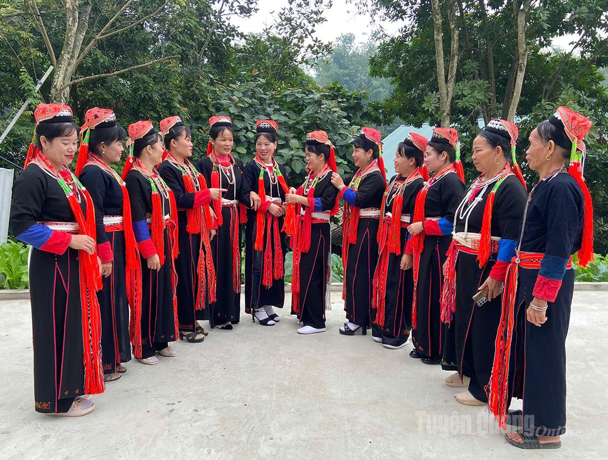 Klubbmedlemmar i traditionella dräkter från Dao Thanh Y-folket.