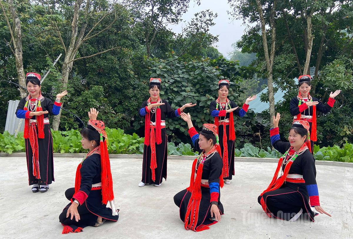Traditionella danser övas regelbundet av klubben för att delta i utbyten och uppträdanden.
