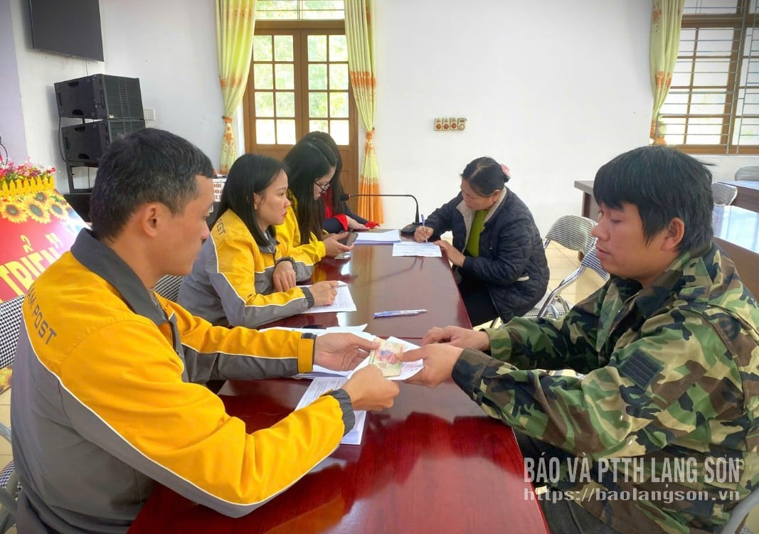 Famílias afetadas pela tempestade nº 3 na comuna de Tan Doan recebem auxílio financeiro.