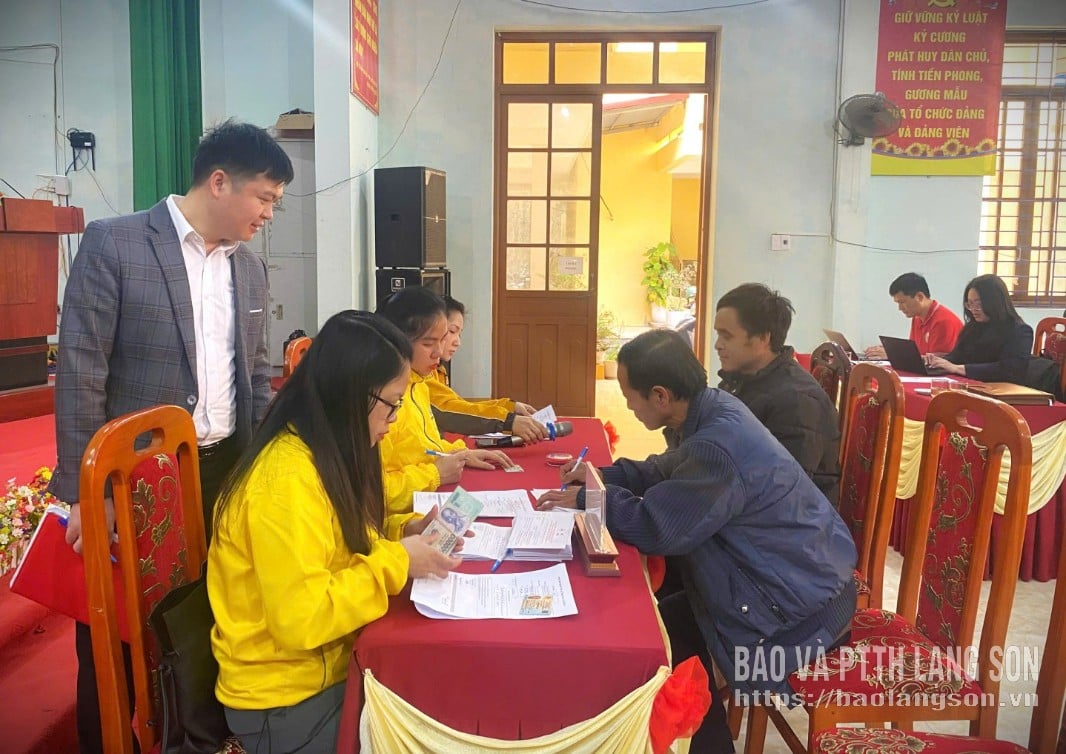 Famílias afetadas pela tempestade nº 3 na comuna de Tri Le recebem auxílio financeiro.