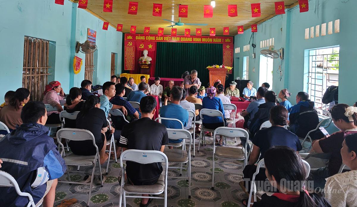 Os moradores da vila de Hoa Bac, na comuna de Thuan Hoa, se reuniram para chegar a um acordo sobre o uso de verbas destinadas ao serviço ambiental florestal.