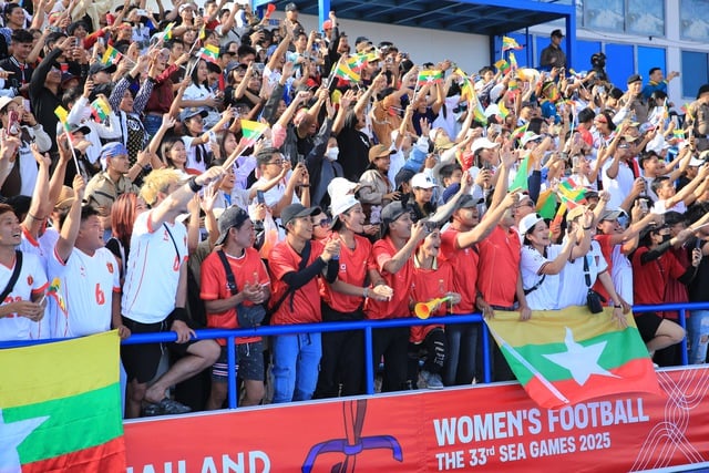 Cuồng nhiệt cổ động viên Myanmar, 'nóng rực' bầu không khí bóng đá nữ SEA Games- Ảnh 2.