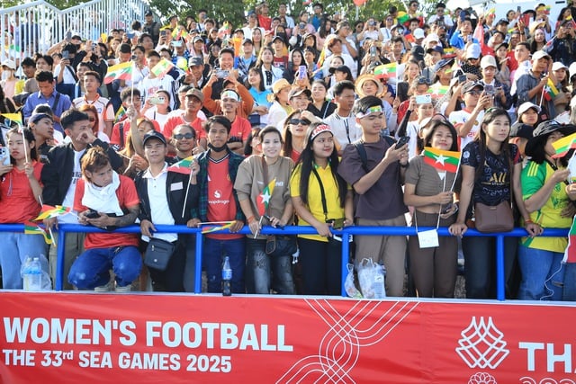 Cuồng nhiệt cổ động viên Myanmar, 'nóng rực' bầu không khí bóng đá nữ SEA Games- Ảnh 3.
