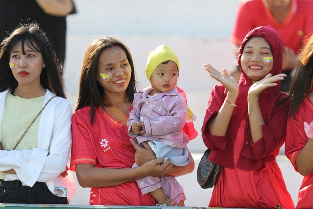 Cuồng nhiệt cổ động viên Myanmar, 'nóng rực' bầu không khí bóng đá nữ SEA Games- Ảnh 5.