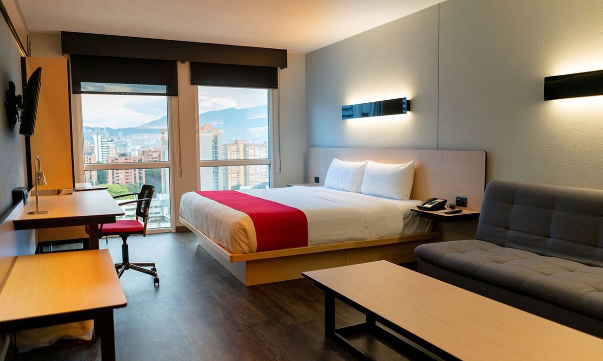 gm 242ac711 a45e 43d6 94ec 541ffde57e9b quarto de hotel.jpeg