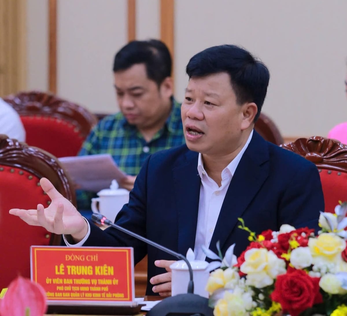 Ông Lê Trung Kiên - Phó Chủ tịch UBND TP Hải Phòng, Trưởng ban Ban Quản lý Khu kinh tế Hải Phòng chia sẻ về những lợi ích của doanh nghiệp phụ trợ trong nước và các doanh nghiệp FDI tại hội nghị. Ảnh: Heza.