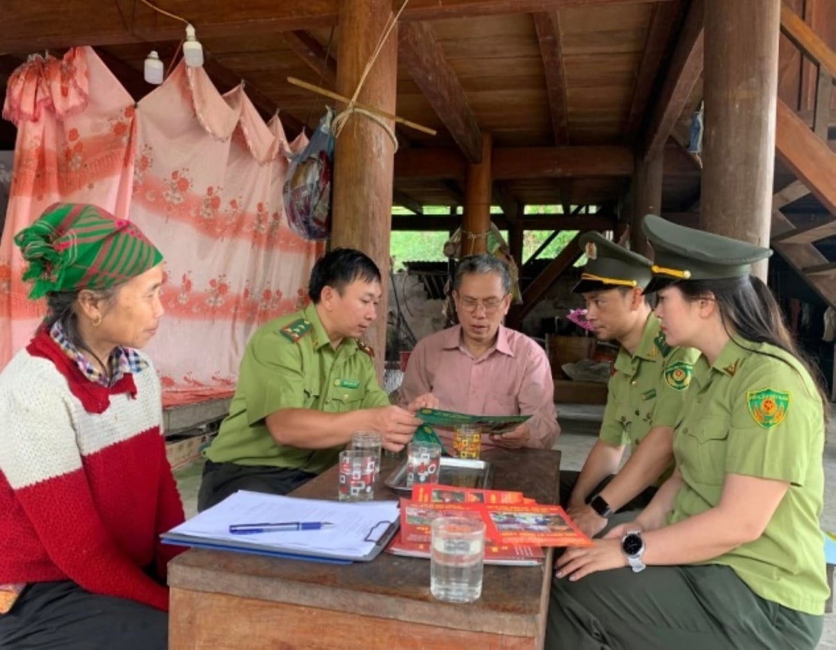 Cán bộ BQL Khu bảo tồn thiên nhiên Pù Hoạt xuống tuyên truyền tại cơ sở. Ảnh: Phạm Tuân.