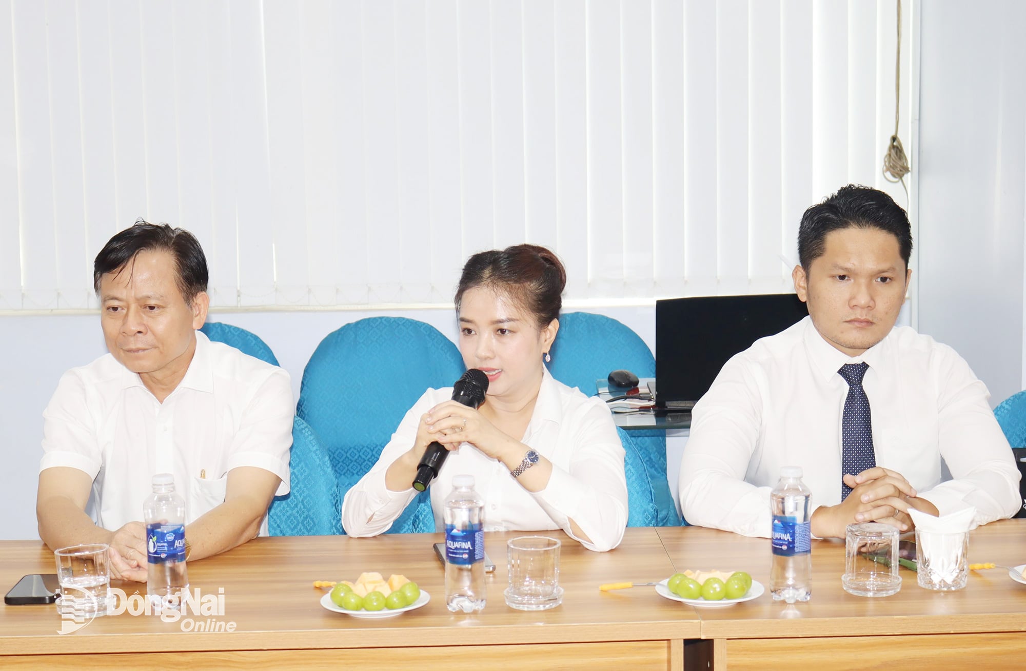 ຜູ້​ຕາງ​ໜ້າ​ບໍ​ລິ​ສັດ​ຫຸ້ນ​ສ່ວນ​ສວນ​ອຸດ​ສາ​ຫະ​ກຳ ໂຮ່​ນາຍ ໄດ້​ປຶກ​ສາ​ຫາ​ລື​ກັບ​ຄະ​ນະ​ຜູ້​ເຮັດ​ວຽກ. ພາບ: ຮວ່າງໂລ