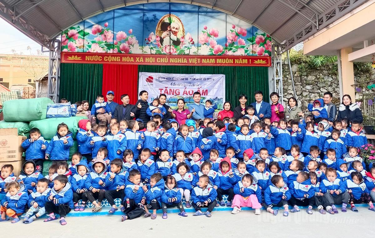 Warm Love Coat Group (Hanoi) donerade mer än 2 000 varma jackor till studenter i Khau Vai-kommunen.