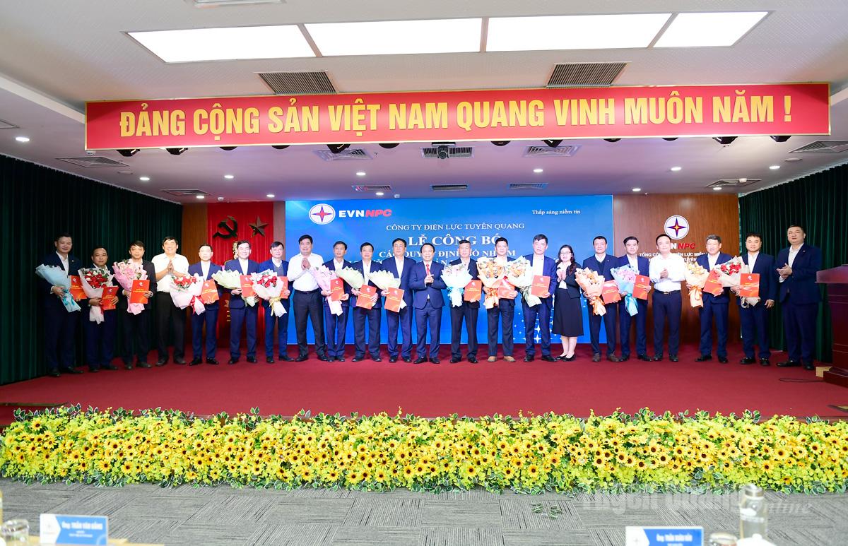 Styret i Tuyen Quang elektrisitetsselskap overrakte vedtak og blomster for å gratulere de utnevnte kameratene.