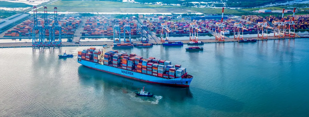 CMIT telah menerima dan mengoperasikan lebih dari 350 kapal induk, lebih dari 8.000 tongkang dan kapal pengumpan.