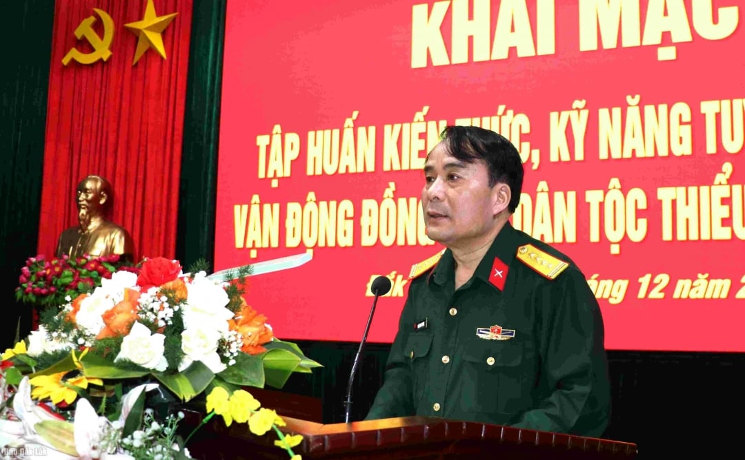 Đại tá Trần Minh Trọng, Phó Chính ủy Quân khu 5 phát biểu chỉ đạo lớp tập huấn.