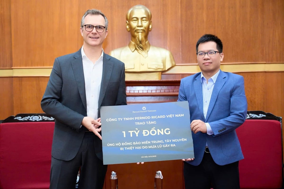 Pernod Ricard Việt Nam trao tặng 1 tỷ đồng cho đại diện Ủy ban Trung Ương Mặt trận Tổ quốc Việt Nam. Ảnh: Pernod Ricard Việt Nam.