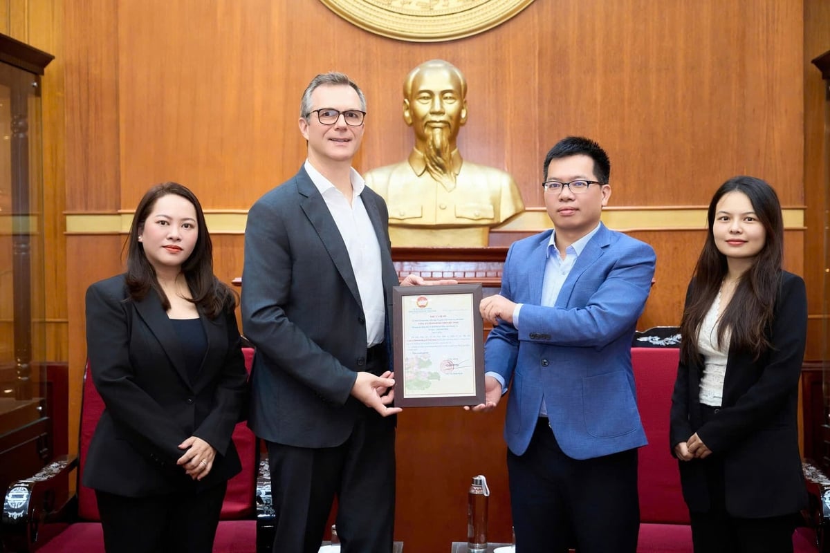 Đại diện Ủy ban Trung Ương Mặt trận Tổ quốc Việt Nam gửi thư cảm ơn cho đại diện Pernod Ricard Việt Nam. Ảnh: Pernod Ricard Việt Nam.