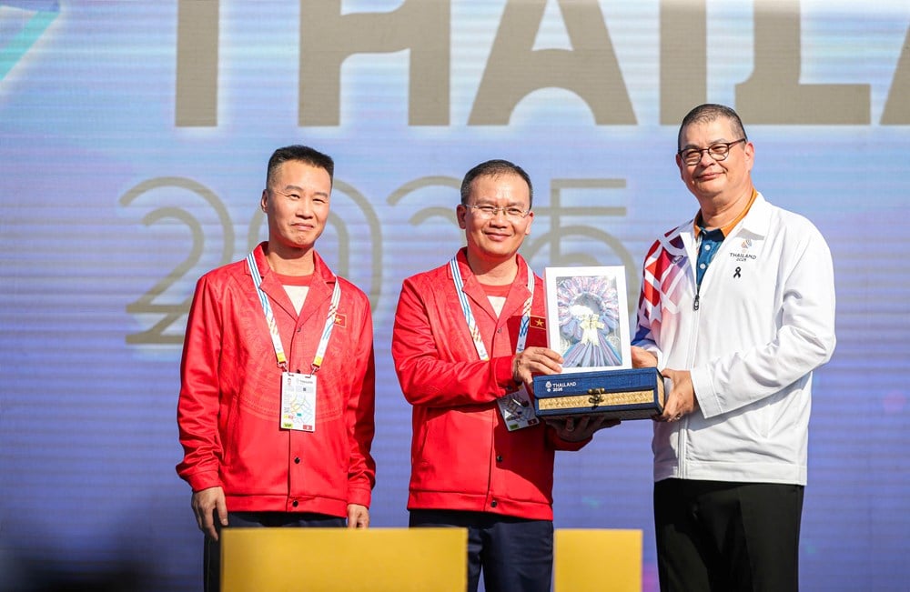 Comovido e orgulhoso da bandeira nacional vietnamita hasteada na cerimônia de hasteamento da bandeira dos 33º Jogos do Sudeste Asiático - foto 3