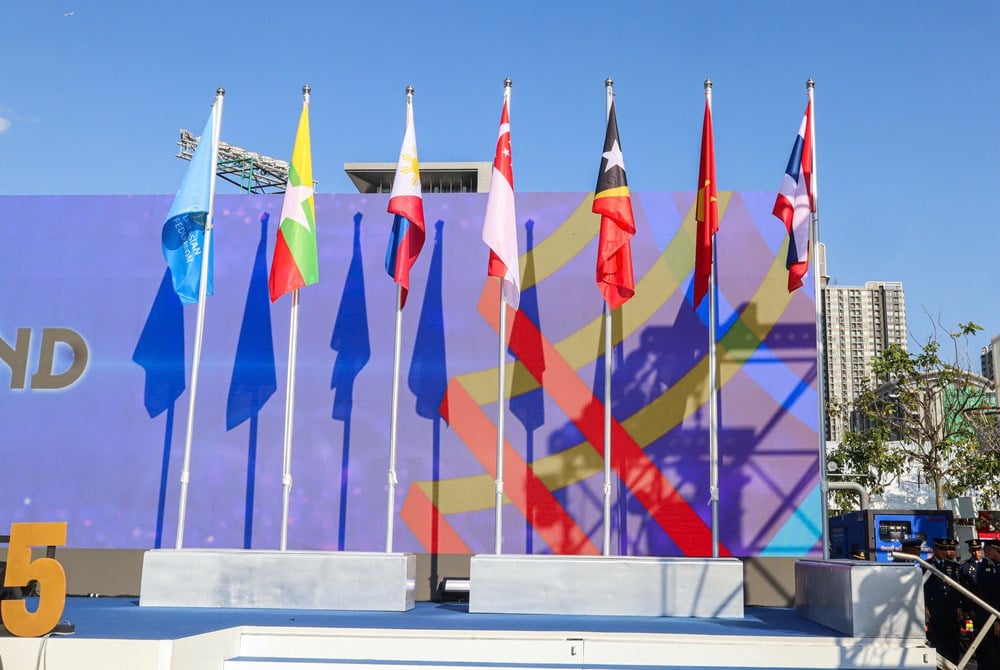 Comovido e orgulhoso da bandeira nacional vietnamita hasteada na cerimônia de hasteamento da bandeira dos 33º Jogos do Sudeste Asiático - foto 5