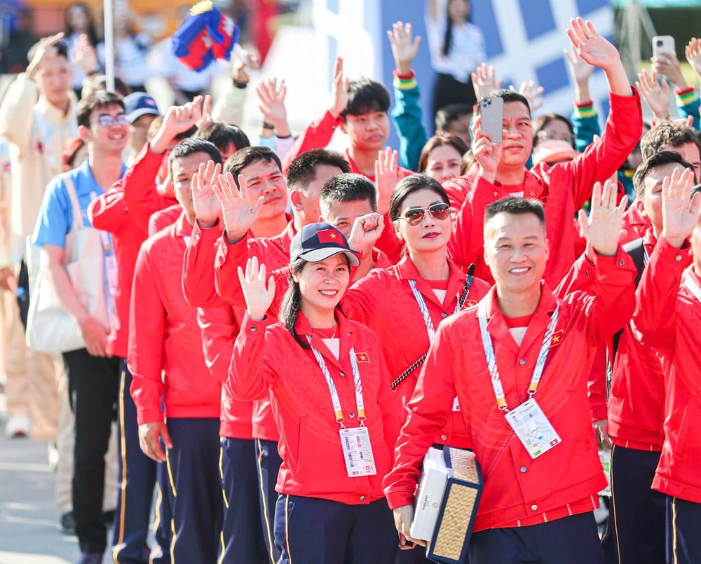 Comovido e orgulhoso da bandeira nacional vietnamita hasteada na cerimônia de hasteamento da bandeira dos 33º Jogos do Sudeste Asiático - foto 7