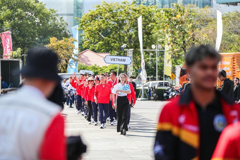 Emocionada e orgulhosa com a bandeira nacional vietnamita hasteada na cerimônia de hasteamento da bandeira dos 33º Jogos do Sudeste Asiático - foto 8