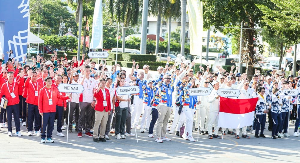 Comovido e orgulhoso da bandeira nacional vietnamita hasteada na cerimônia de hasteamento da bandeira dos 33º Jogos do Sudeste Asiático - foto 9