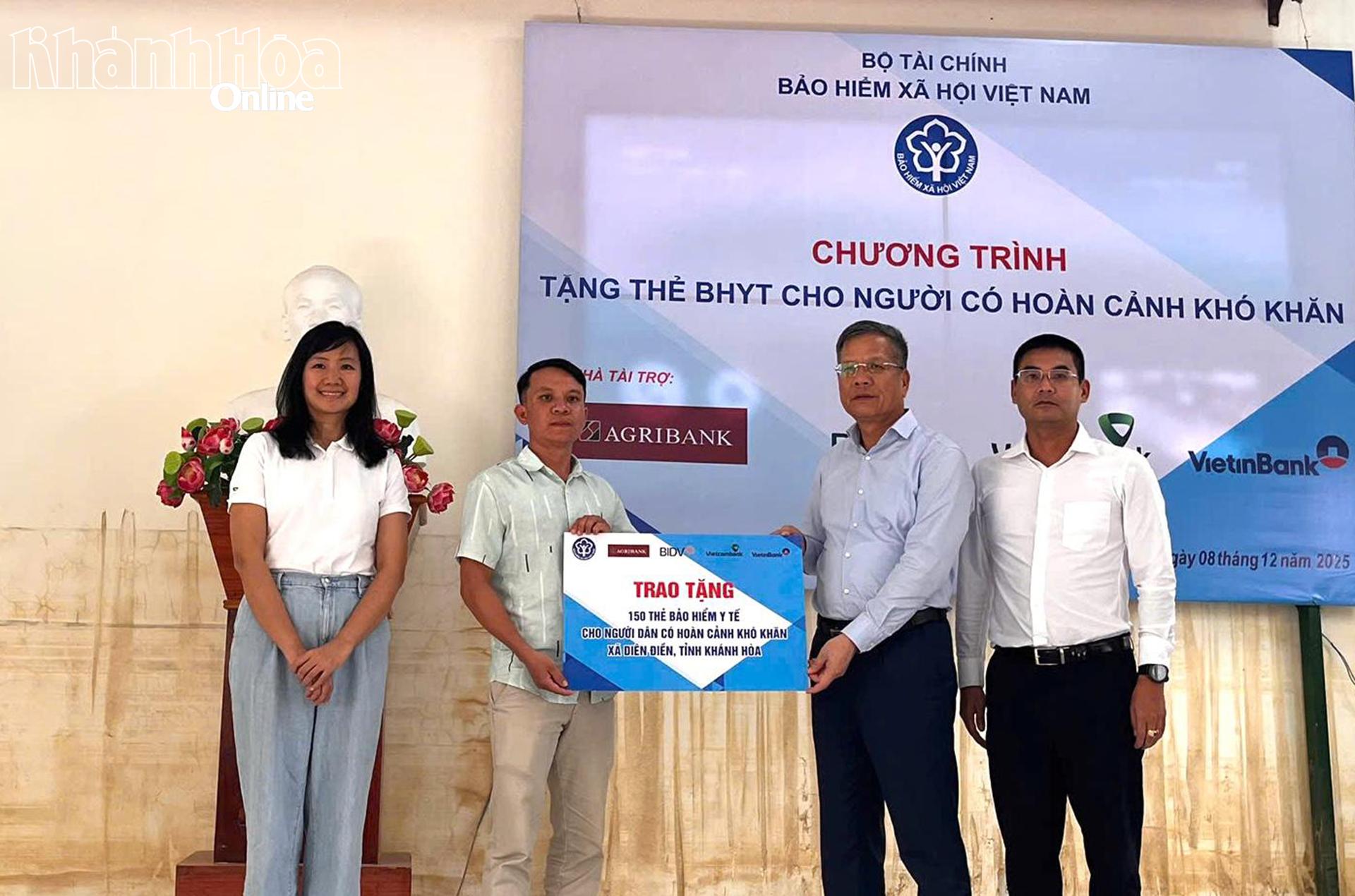 Керівники Служби соціального забезпечення В'єтнаму вручили мешканцям провінції Кханьхоа символічні таблички з номерами карток медичного страхування.