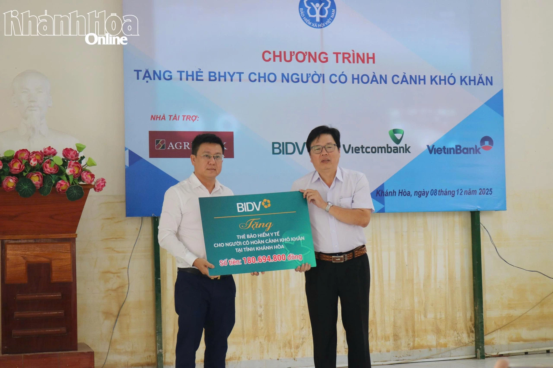 Представник відділення BIDV у Кханьхоа вручив символічну табличку з номерами карток медичного страхування людям, які опинилися в скрутних обставинах у провінції.