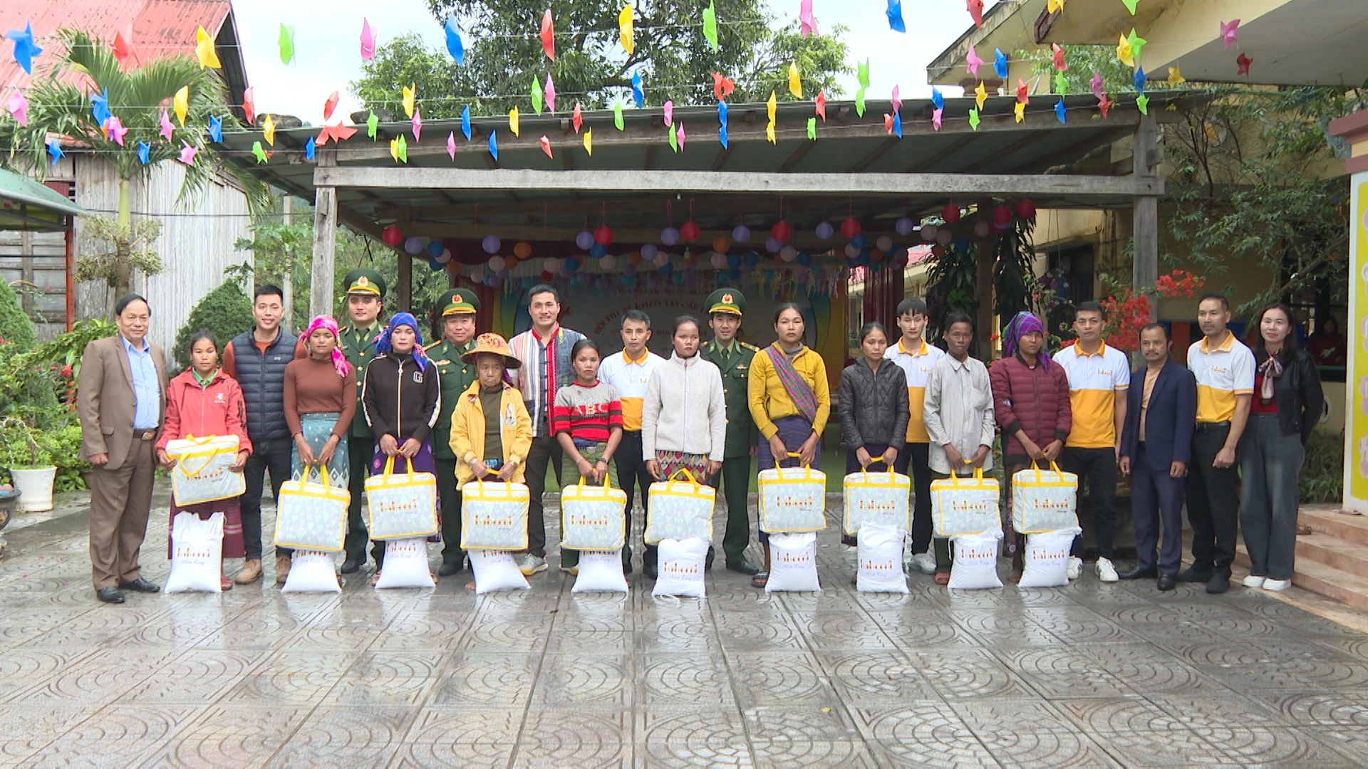 Делегация вручила подарки в поддержку людей, находящихся в затруднительном положении, в трёх коммунах: Тхыонг Трах, Кам Ло и Кхесань. Фото: TS