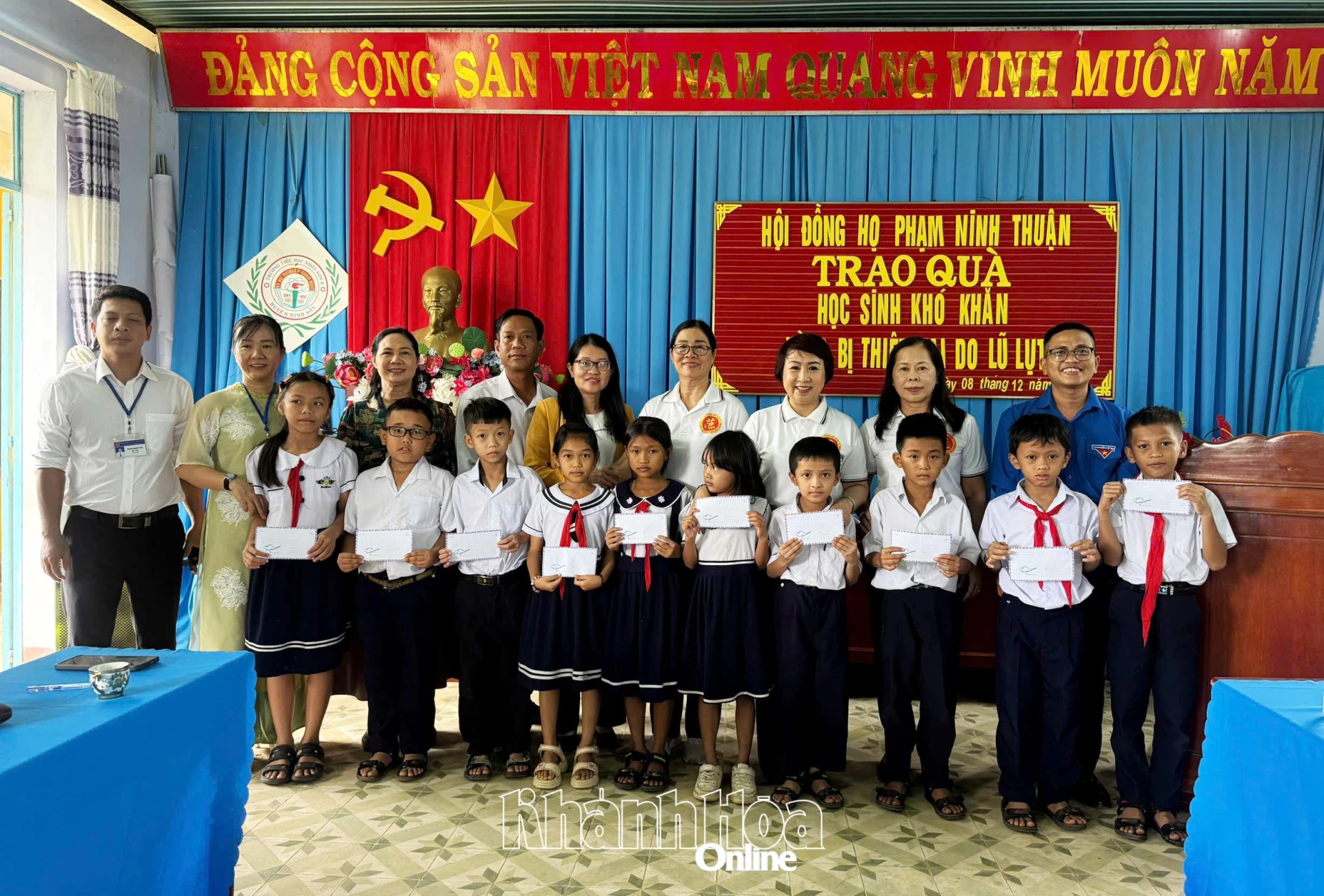 Lãnh đạo Ủy ban MTTQ Việt Nam phường Đô Vinh và đại diện Hội đồng họ Phạm Ninh Thuận trao quà cho học sinh Trường Tiểu học Nhơn Sơn B.