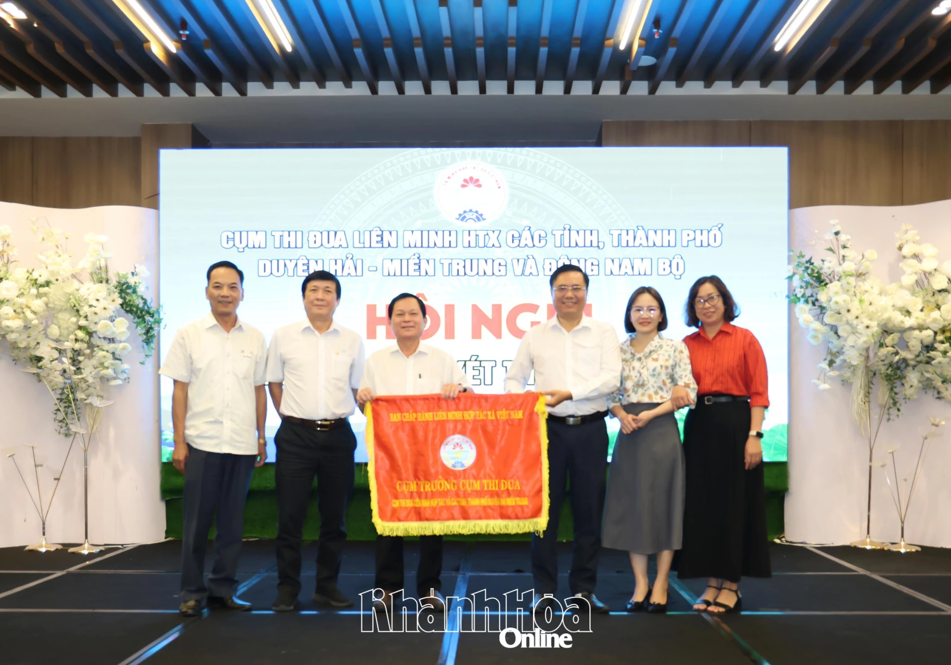 ប្រគល់ទង់មេដឹកនាំក្រុមត្រាប់តាមដល់សម្ព័ន្ធសហករណ៍ Dong Nai ។