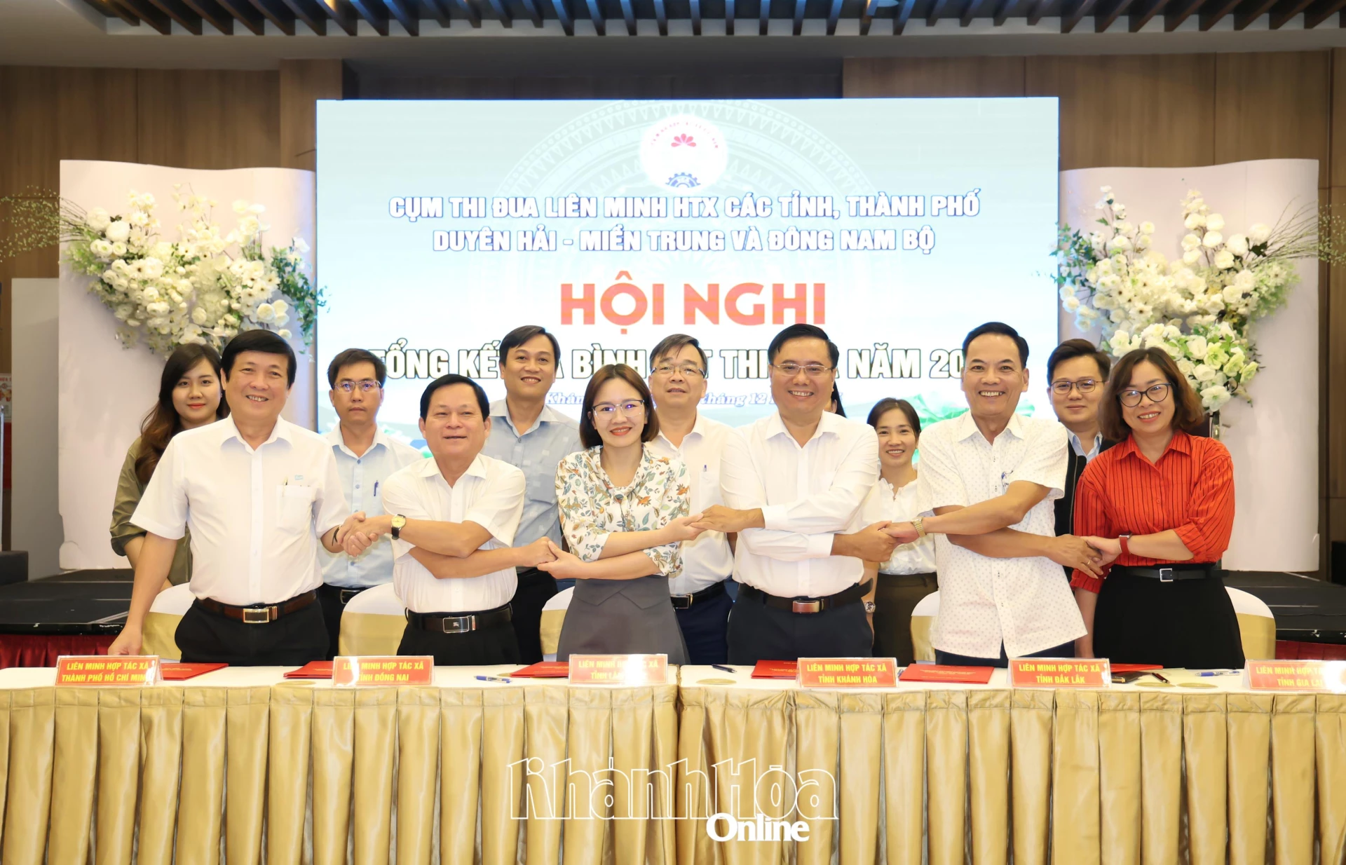 មេដឹកនាំនៃក្រុមត្រាប់តាមសហភាពសហករណ៍ បង្ហាញពីសាមគ្គីភាព។