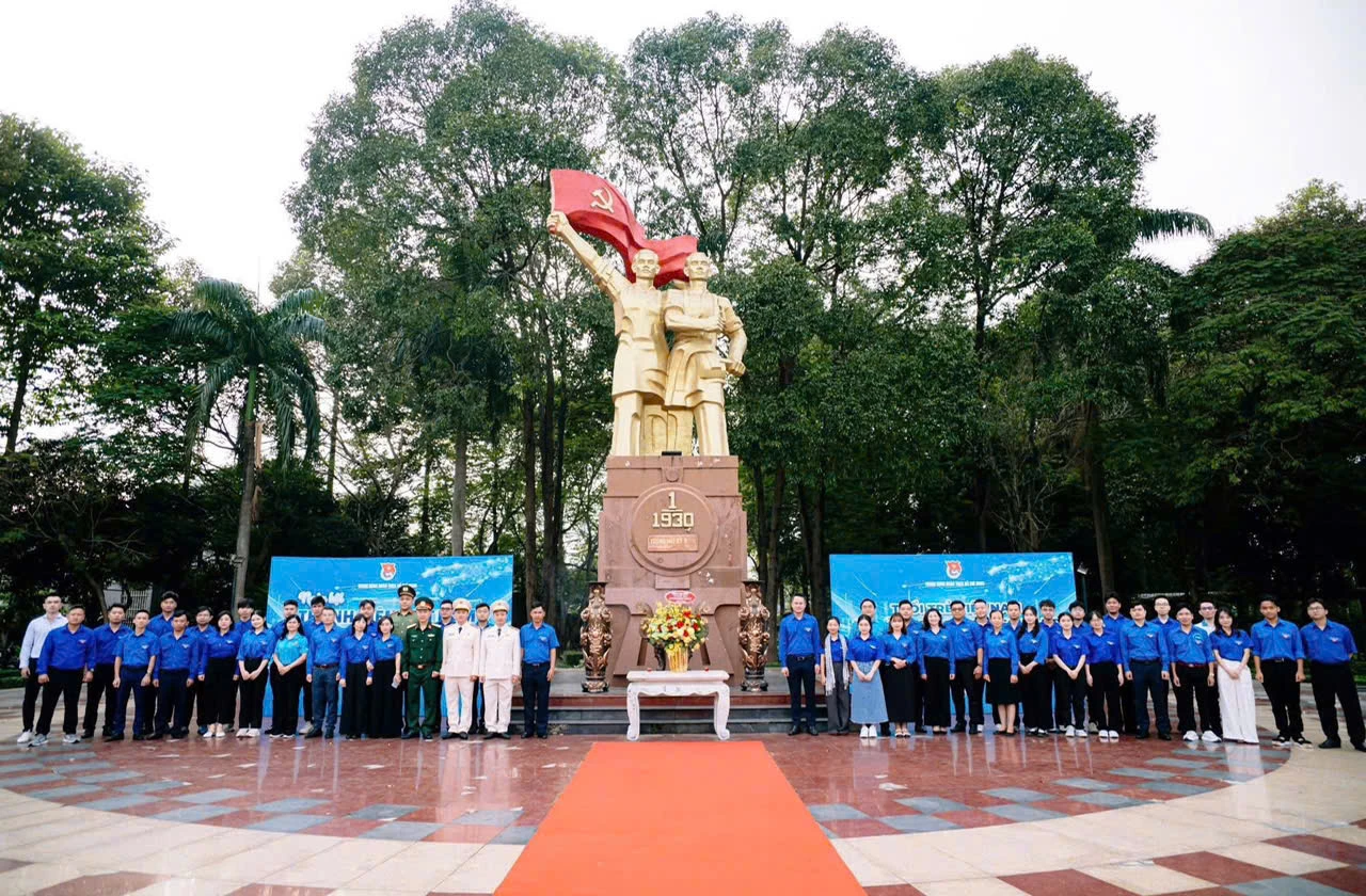 若者たちはプログラムの枠組みの中で資源活動に参加しています - 写真: T.L