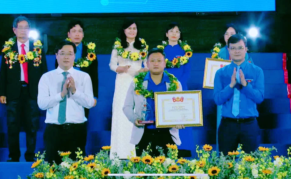 クアンビン・ピックアップ＆SUVクラブ代表のホアン・ミン・タン氏は、国家ボランティア賞を受賞した20の団体と個人のうちの1人です - 写真：T.L