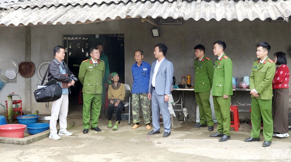 Phu Xuyen کمیون، پولیس فورس اور تنظیموں کے رہنماؤں نے مسٹر ٹا وان سنگ کے خاندان کا دورہ کیا اور ان کی حوصلہ افزائی کی۔