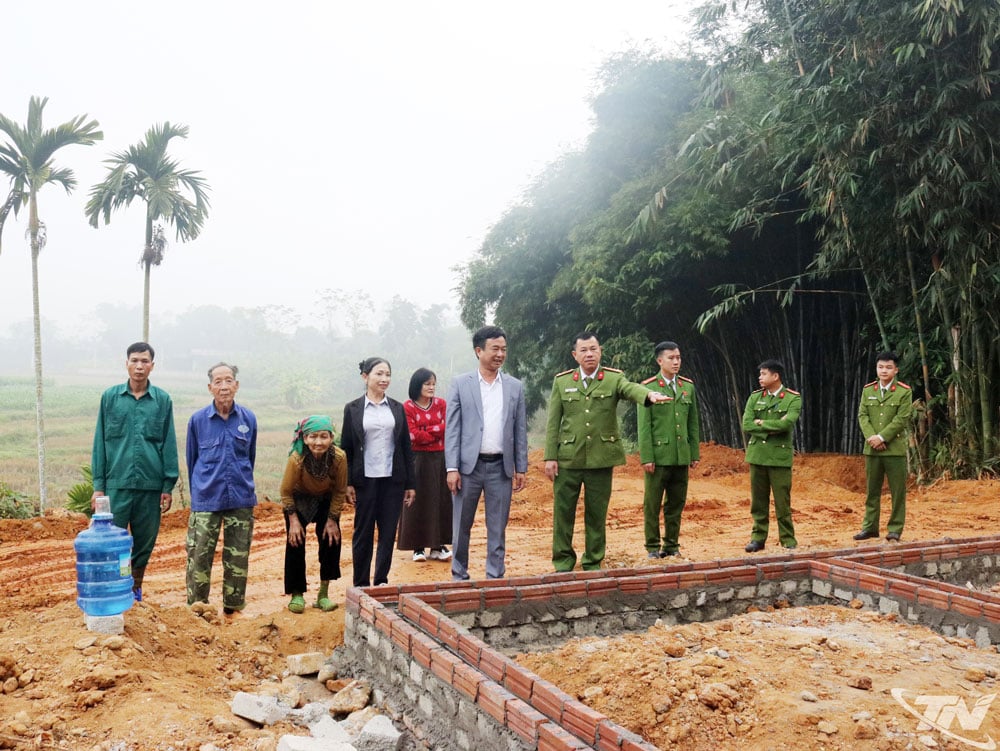 مقامی حکام نے خاندان کو عطیہ کیے گئے گھر کی تعمیراتی پیشرفت کا سروے کیا۔