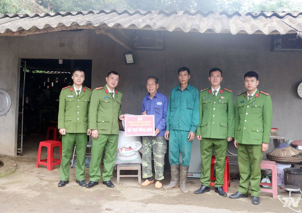 Phu Xuyen Commune پولیس مسٹر ٹا وان سنگ کے خاندان کو 2030 تک ماہانہ 40 کلو چاول دے کر مدد کر رہی ہے۔