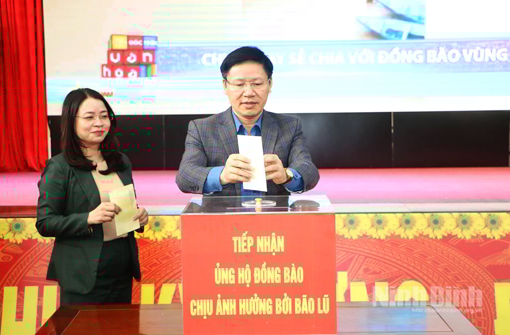 Ly Thuong Kiet Ward participa no apoio às vítimas das cheias nas regiões Central e Central Highlands. Foto: Phung Thong