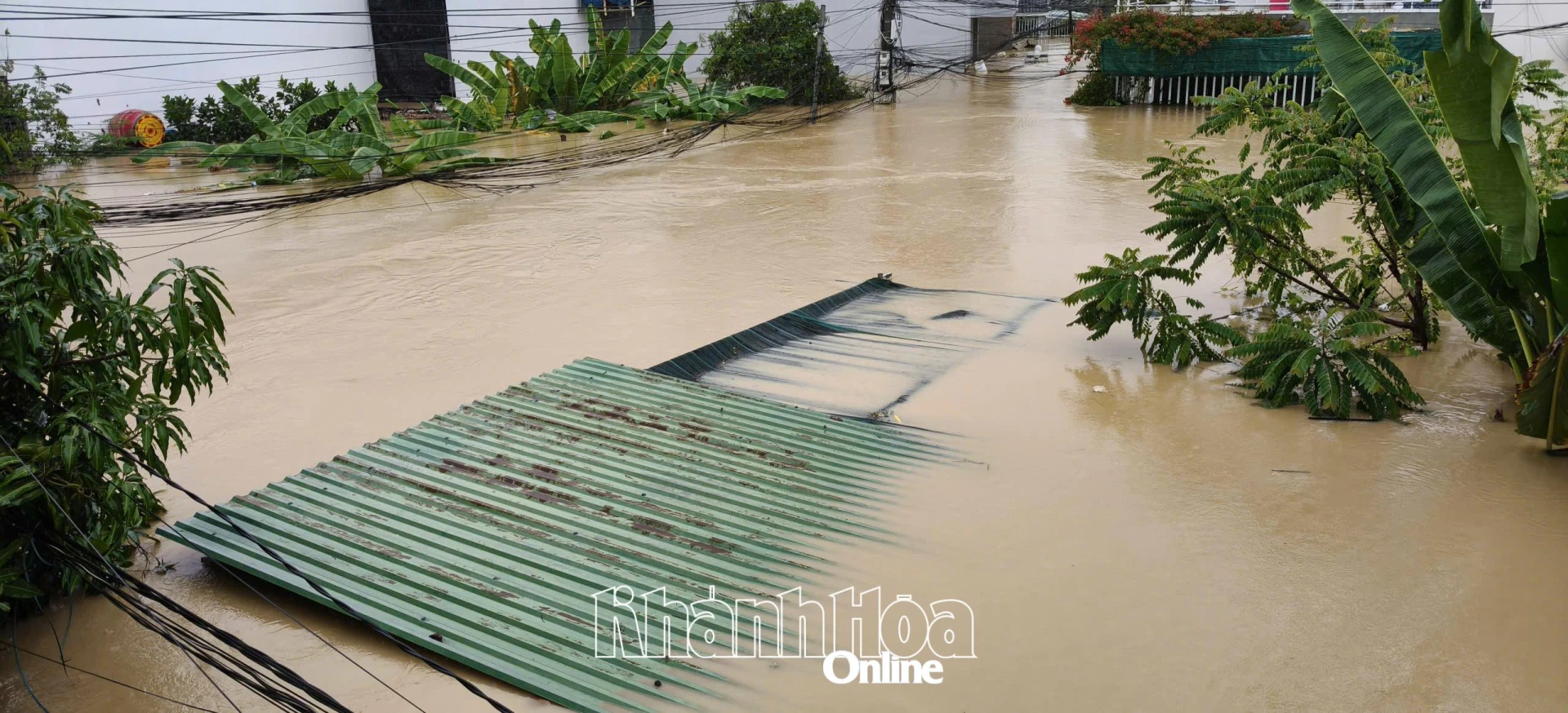 Közel 3 méter víz hömpölygött le a Go Ngua utcában, Tay Nha Trang kerületben november 20-án.