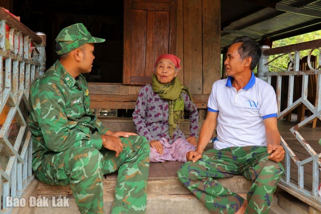 Pan Y Von Nie i żołnierze rozmawiali i odwiedzali mieszkańców wsi.