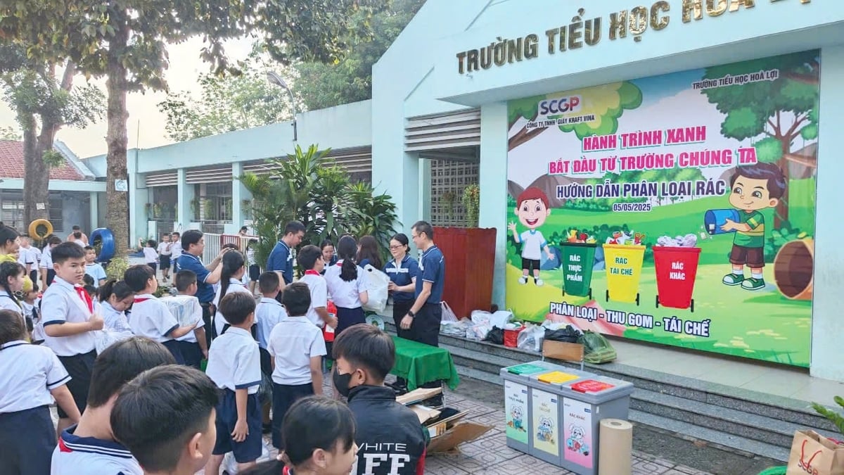Hoạt động hướng dẫn phân loại rác tại Trường Tiểu học Hòa Lợi của Vina Kraft góp phần lan tỏa lối sống bền vững trong cộng đồng. Ảnh: SCG.