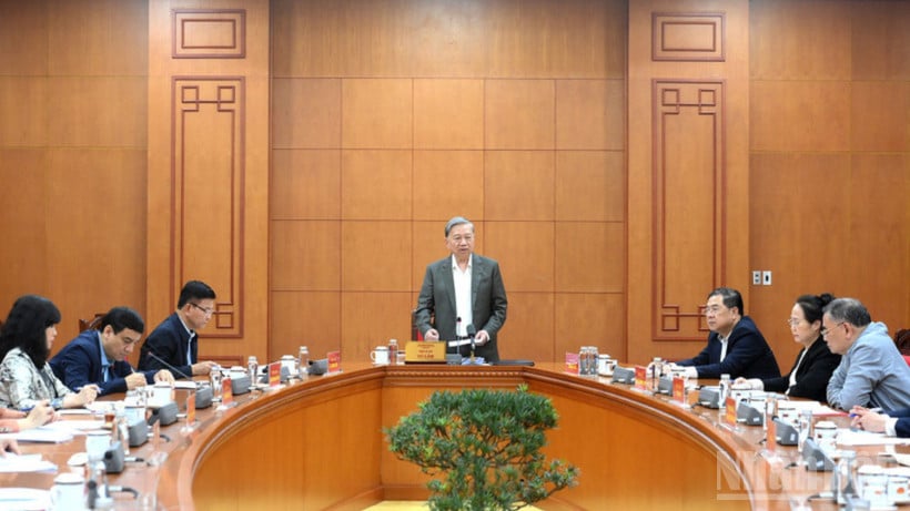 ທ່ານ​ເລ​ຂາ​ທິ​ການ​ໃຫຍ່ To Lam ເປັນ​ປະ​ທານ​ກອງ​ປະ​ຊຸມ​ນະ​ໂຍ​ບາຍ​ໃຫ້​ແກ່​ຄົນ​ພິ​ການ. (ພາບ: DANG KHOA)