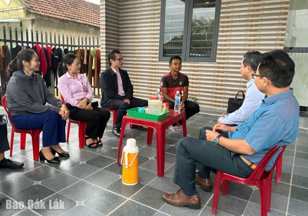 สมาชิกคณะผู้แทนติดตามได้เข้าเยี่ยมชมและตรวจสอบการใช้เงินกู้ที่บ้านของนายลา แถ่ง เตวียน ในหมู่บ้านซุ่ยเมย์ ตำบลซวนเฟือก