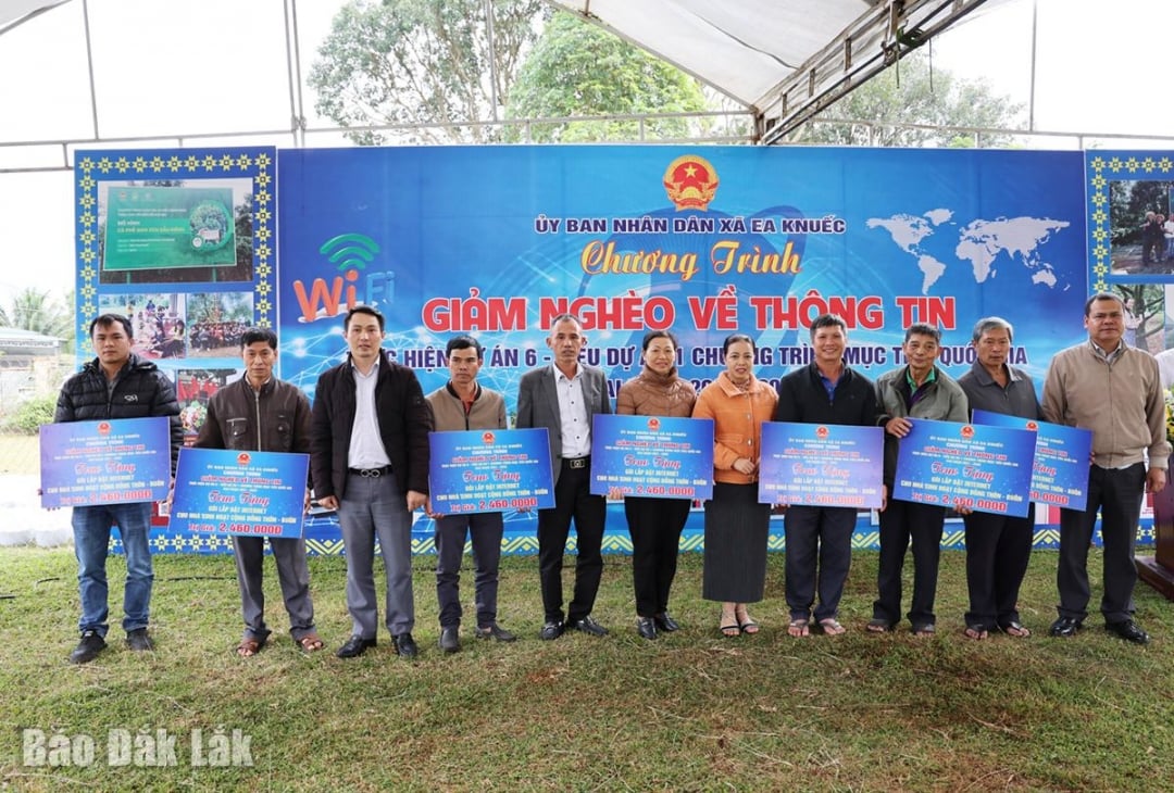 Lederne av Ea Knuec kommunes folkekomité presenterte offentlige internettinstallasjonspakker til landsbyer og tettsteder i området.