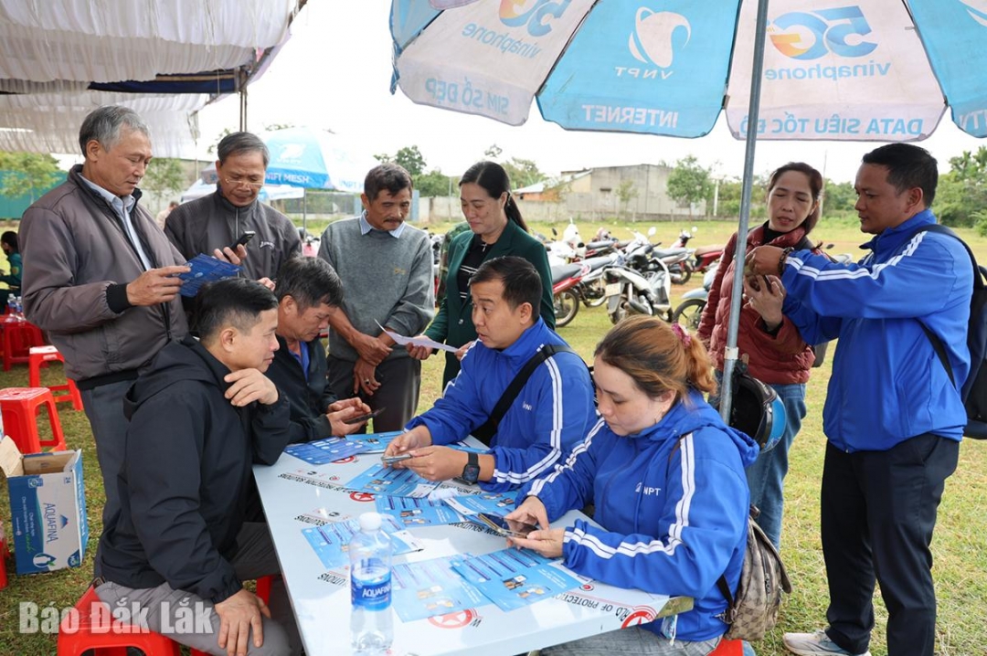 VNPT Krong Pac veileder og støtter innbyggerne i Ea Knuec kommune i hvordan de installerer og bruker digitale signaturer.