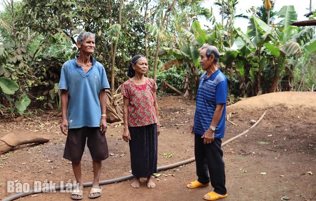 O ancião da aldeia, Y Jiê Knul (capa à direita), reúne-se com os moradores de Cuôr e os incentiva a melhorar sua economia.