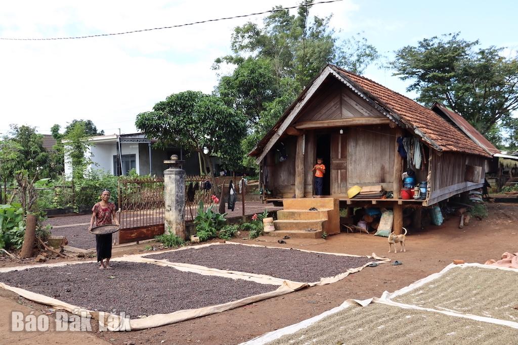 Os moradores de Cuor ainda possuem muitas casas tradicionais do grupo étnico Ede.